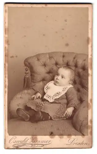 Fotografie Oswald Zimmer, Dresden, Portrait süsses Kleinkind im Kleid mit Latz