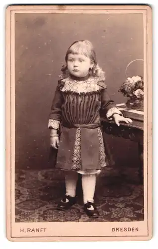 Fotografie H. Ranft, Dresden, Marien-Strasse 12, Portrait kleines Mädchen im hübschen Kleid