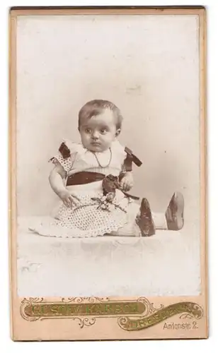 Fotografie Gustav Karsch, Dresden-N., Antonstrasse 2, Portrait süsses Kleinkind im hübschen Kleid