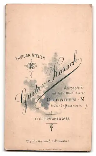 Fotografie Gustav Karsch, Dresden-N., Antonstrasse 2, Portrait süsses Kleinkind im hübschen Kleid