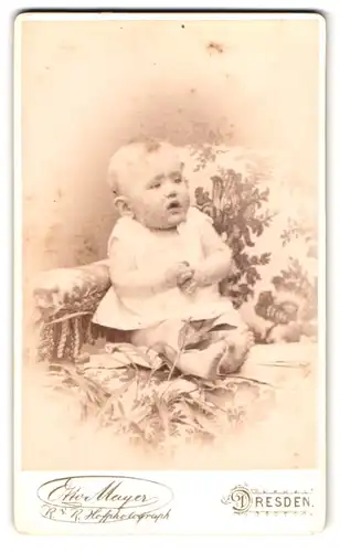 Fotografie Otto Mayer, Dresden, Pragerstrasse 31, Portrait süsses Kleinkind im weissen Hemd