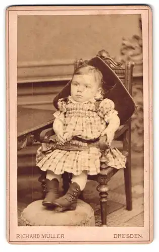 Fotografie Richard Müller, Dresden, Marien-Strasse 26, Portrait kleines Mädchen im modischen Kleid