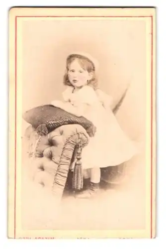 Fotografie Carl Arazim, Dresden, Amalienstrasse 17, Portrait kleines Mädchen im weissen Kleid