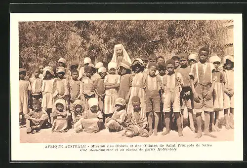 AK Afrique Astrale, Missions des Oblats et des Oblates de Saint-Francois de Sales, Une Missionnaire et sa classe