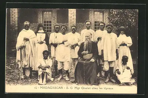 AK Madagascar, S. G. Mgr. Givelet chez les lépreux, Missionar bei Leprakranken