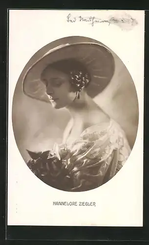 AK Tänzerin Hannelore Ziegler in eleganter Garderobe mit Hut