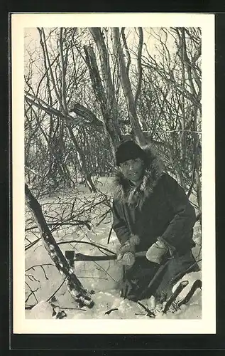 AK Missionar beim Holzhacken im Winter