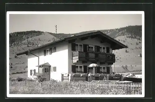 Foto-AK Oberammergau, Wohnhaus mit Terrasse, ca. 1940