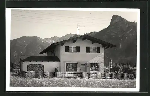 Foto-AK Oberammergau, Wohnhaus gegen Bergmassiv, ca. 1940