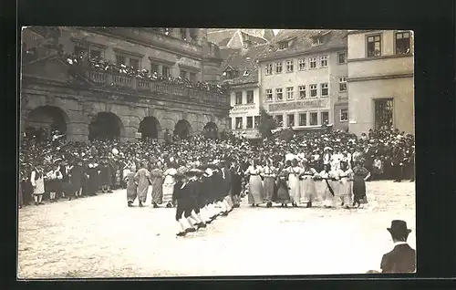 Foto-AK Rothenburg ob der Tauber, Gasthaus zum Marktplatz, Mittelalterspektal auf dem Marktplatz