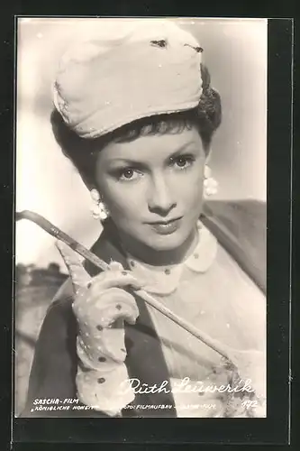 AK Schauspielerin Ruth Leuwerik mit Hut und bestickten Handschuhen