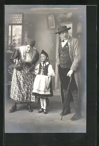 Foto-AK Familie in Trachtenkleidung in der Stube
