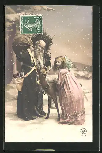 AK Mädchen mit Engelsflügel, Weihnachtsmann und Rehbock am schneebeckten Waldrand