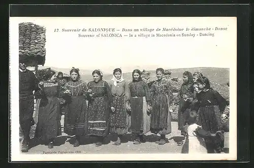 AK Salonique, Dans un village de Macedoine le dimanche, griechische Frauen