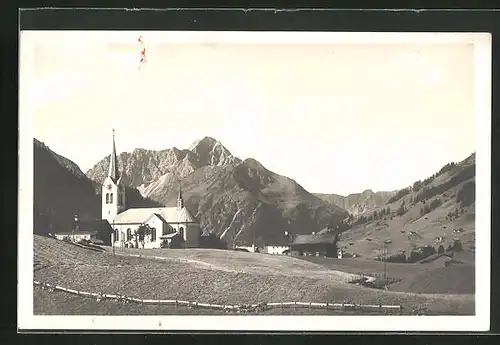 AK Riezlern, Kirche mit Blick auf den Widderstein