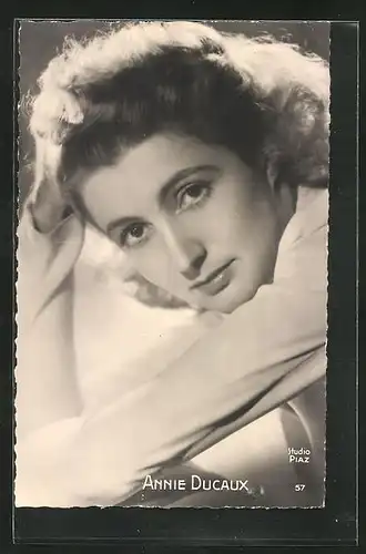 AK Schauspielerin Annie Ducaux mit verträumten Blick
