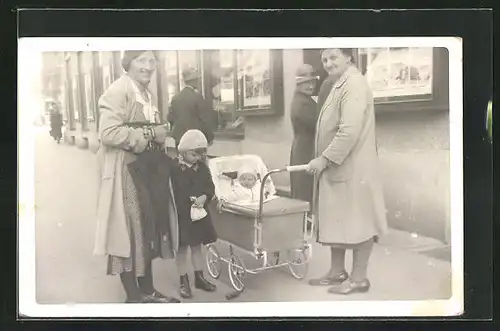 AK Mutter und Grossmutter mit dem Kinderwagen auf der Strasse