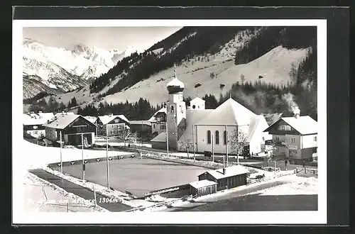 AK St. Anton am Arlberg, Ortspartie mit Kirche im Winterglanz