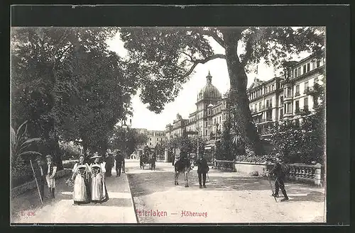AK Interlaken, Passanten in der Höhenweg-Strasse