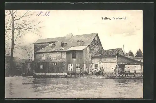 AK Selles, Soldaten vor einem Gebäude