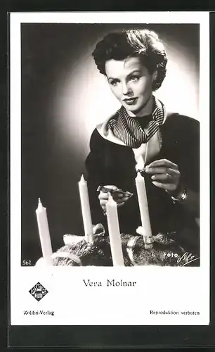 AK Schauspielerin Vera Molnar zündet Kerzen eines Adventskranzes an
