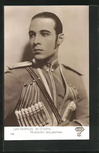 AK Schauspieler Rudolph Valentino in einer Filmuniform