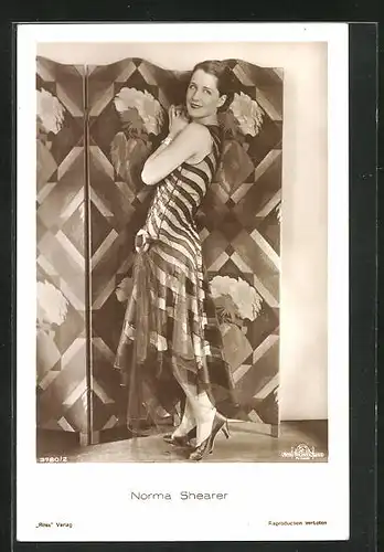 AK Schauspielerin Norma Shearer charmant im Sommerkleid