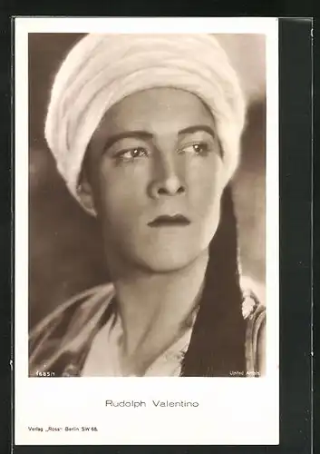 AK Schauspieler Rudolph Valentino mit Turban im Filmkostüm