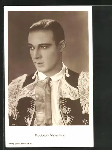 AK Schauspieler Rudolph Valentino im Filmkostüm