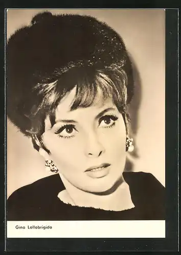 AK Schauspielerin Gina Lollobrigida mit schönem Ohrschmuck