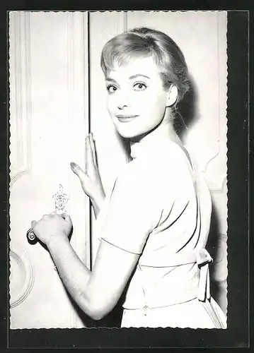 AK Schauspielerin Sabine Sesselmann öffnet eine Tür