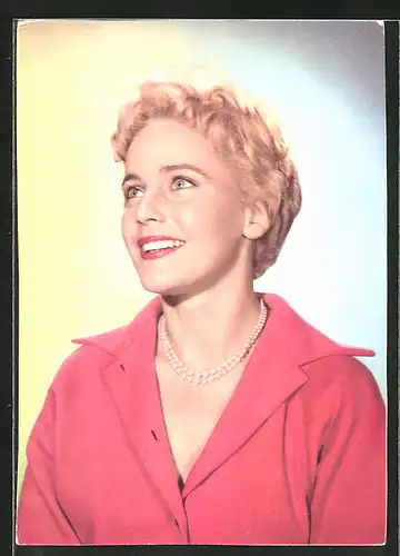 AK Schauspielerin Maria Schell in roter Bluse und Perlenkette
