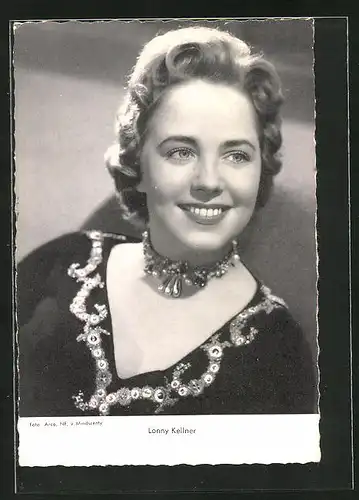 AK Schauspielerin Lonny Kellner in edler Bluse und Collier