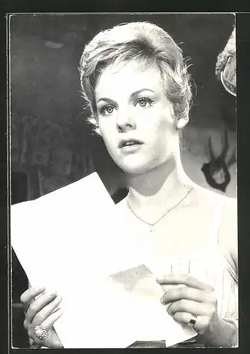 AK Schauspielerin Heidi Brühl mit Brief in der Hand