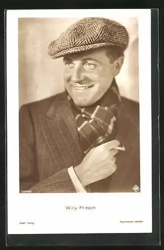 AK Schauspieler Willy Fritsch mit Mütze, Schal und Zigarette