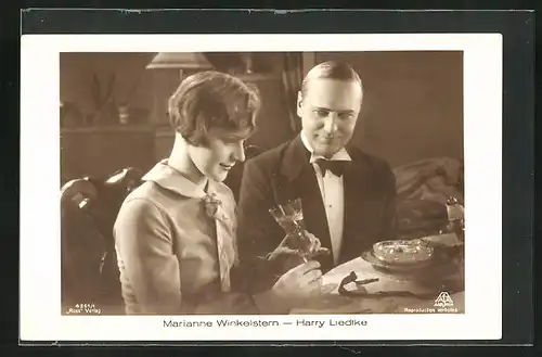 AK Schauspielerin Marianne Winkelstern & Harry Liedtke in einer Filmszene am Tisch sitzend