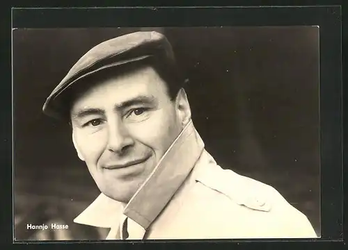 AK Schauspieler Hannjo Hasse mit Mütze in Jacke mit Stehkragen