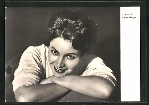 AK Schauspielerin Rose-Marie Heimerdinger mit charmantem Lächeln