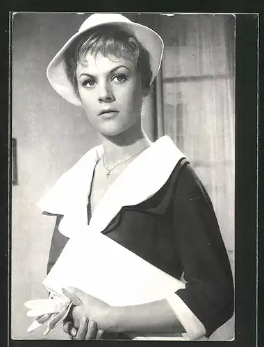 AK Schauspielerin Heidi Brühl mit Hut und Handtasche