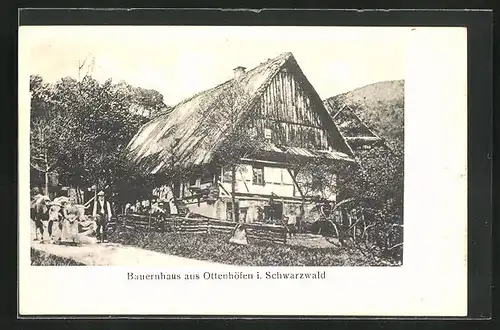 AK Ottenhöfen i. Schwarzwald, Familie vor einem Bauernhaus
