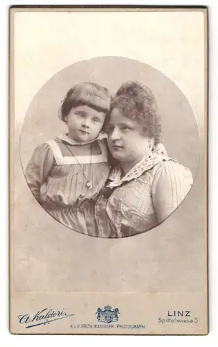 Fotografie A. Kaldori, Linz / Donau, Spittelwiese 5, Portrait stolze Mutter kuschelt mit ihrer süssen Tochter