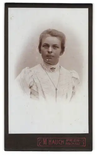 Fotografie M. Hauch, Prien-Aschau, Portrait bildschönes Fräulein mit Brosche und Halskette