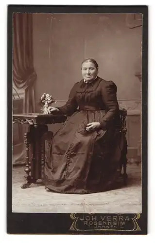 Fotografie Joh. Verra, Rosenheim, Innstr. 1, Portrait betagte hübsche Dame im prachtvollen Kleid