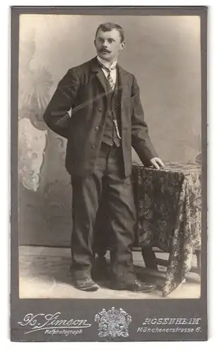 Fotografie X. Simson, Rosenheim, Münchenerstr. 6, Portrait junger charmanter Mann im eleganten Anzug