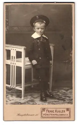 Fotografie Franz Kugler, Fürstenfeldbruck, Hauptstr. 28, Portrait frecher blonder Bube mit Matrosenmütze