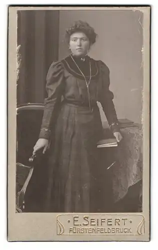 Fotografie E. Seifert, Fürstenfeldbruck, Portrait dunkelhaarige junge Frau mit lockigem Haar im Kleid