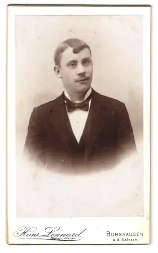 Fotografie Heinr. Lennard, Burghausen / Salzach, Stadtplatz 43, Portrait charmanter junger Mann im Jackett