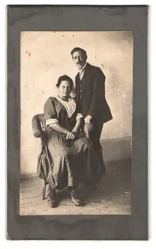 Fotografie unbekannter Fotograf und Ort, Portrait eines elegant gekleideten Paares