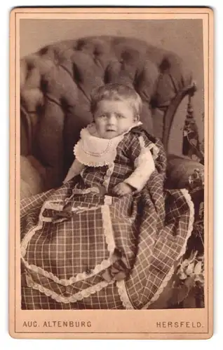 Fotografie Aug. Altenburg, Hersfeld, Portrait niedliches kleiens Mädchen im karierten Kleidchen