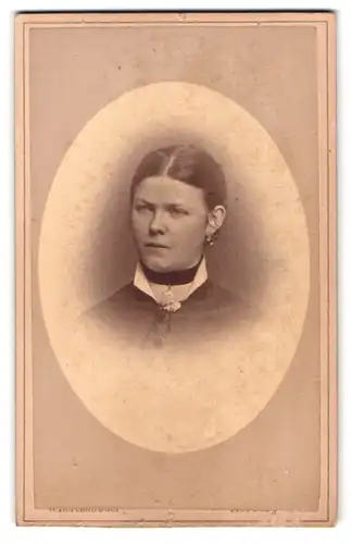 Fotografie W. Hertzhäuser, Marburg / Lahn, Portrait bildschönes Fräulein mit Ohr- und Halsschmuck
